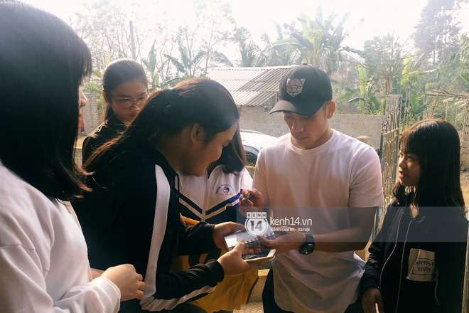 Anh em Tiến Dũng U23 về nhà ăn Tết, mua tivi mới cho gia đình vì muốn chúng con đá ở đâu, bố mẹ cũng có thể nhìn thấy